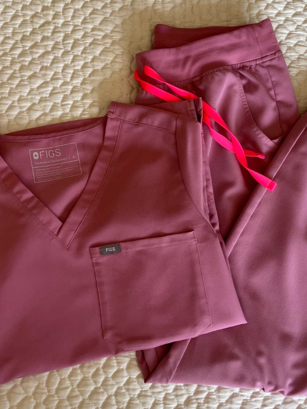 🌸 FIGS Chalk Pink Limited Edition Scrub Set — Discontinued Color 🌸